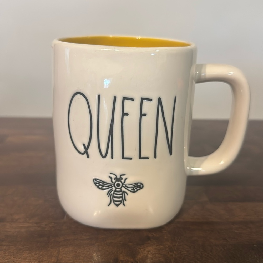 Queen bee Rae dun mug